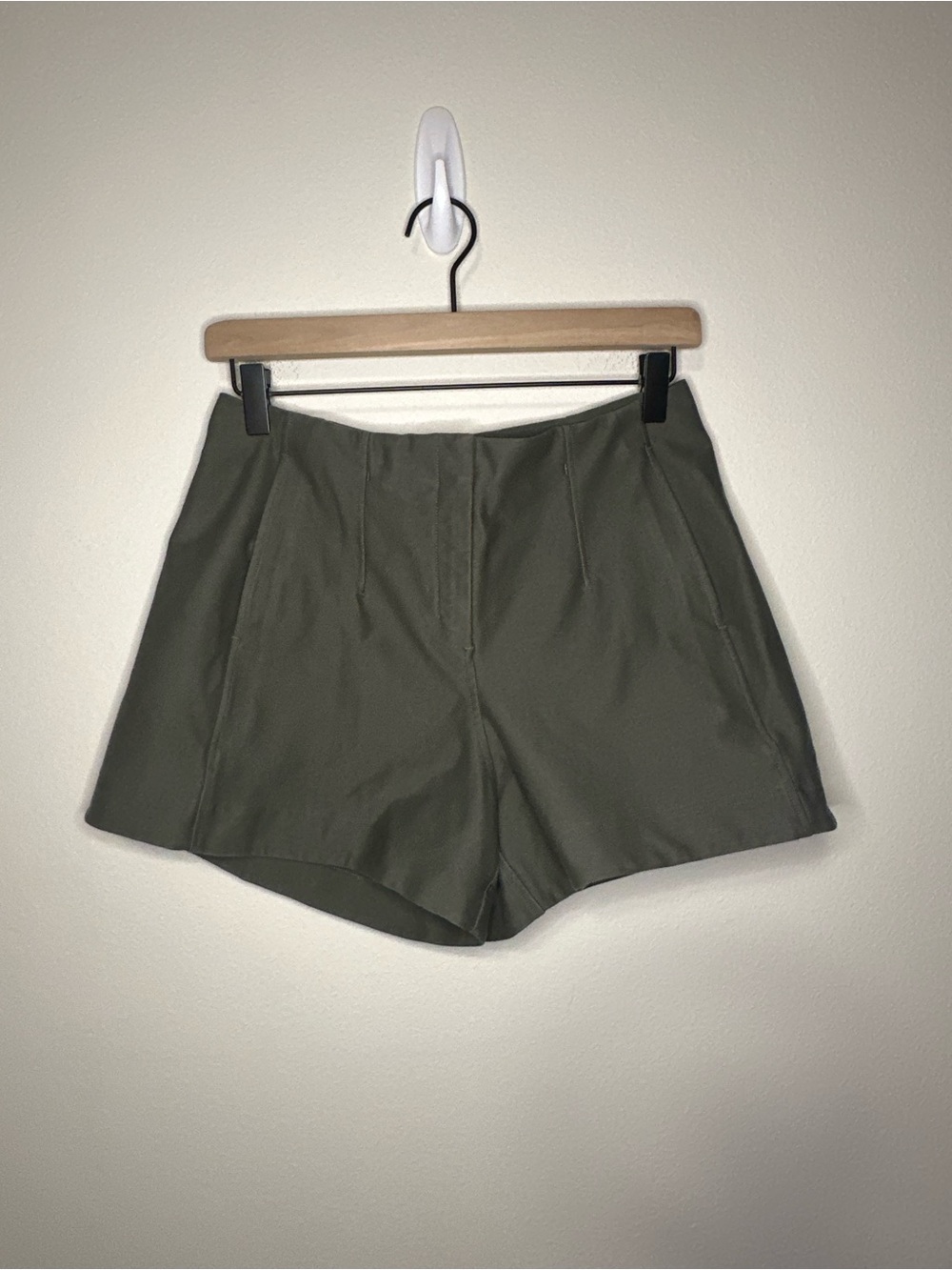 Lululemon Utilitech Relaxed-Fit High-Rise Short 3.5" W7DBWS size 4 army green
